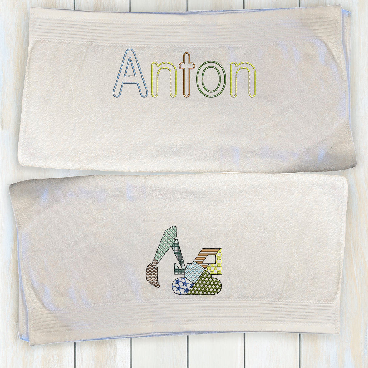 Personalisierter Name und gestickter Patchwork-Bagger auf Badetuch, farblich angepasst