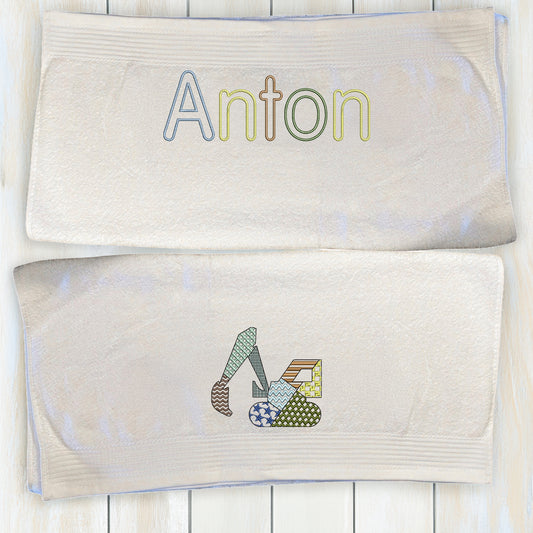 Personalisierter Name und gestickter Patchwork-Bagger auf Badetuch, farblich angepasst