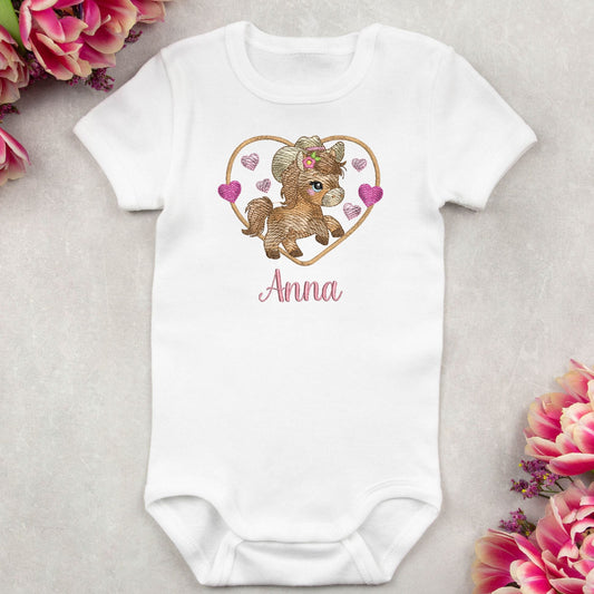 Weißer Baby-Body, bestickt mit Pony-Motiv, Herzchen und personalisiertem Namen