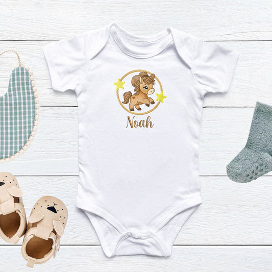 Weißer Baby-Body, bestickt mit Pony-Motiv, Sterne und personalisiertem Namen