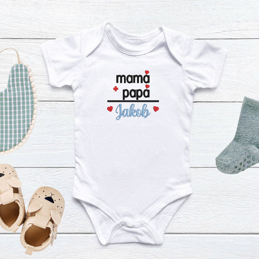 Baby-Body mit Stickerei Mama + Papa + Wunschname Jakob, rote Herzchen, personalisiertes Babykleidungsstück