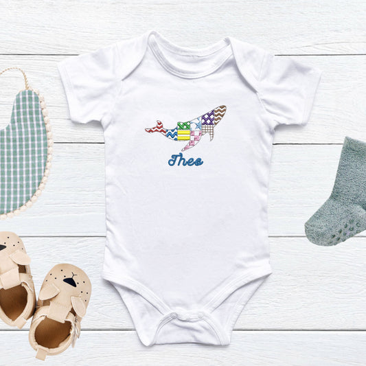 Baby Body, bestickt mit buntem Wal-Motiv und personalisiertem Namen