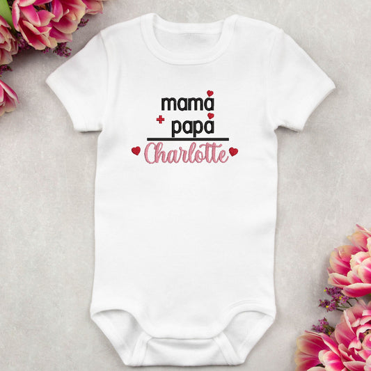 Baby-Body mit Stickerei Mama + Papa + Wunschname Jakob, rote Herzchen, personalisiertes Babykleidungsstück