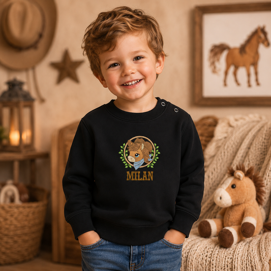 Lächelnder Junge im Kinder-Sweatshirt mit individuellem Namen und Pferdemotiv, Farbe schwarz