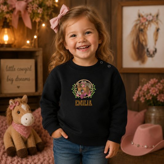 Mädchen in besticktem Kinder-Sweatshirt mit individuellem Namen und Pferdemotiv, Farbe Schwarz