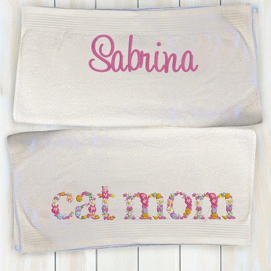 Personalisierte Cat Mom Handtuch Stickerei mit Name und floralem Schriftzug, Badetuch 70×140 cm.