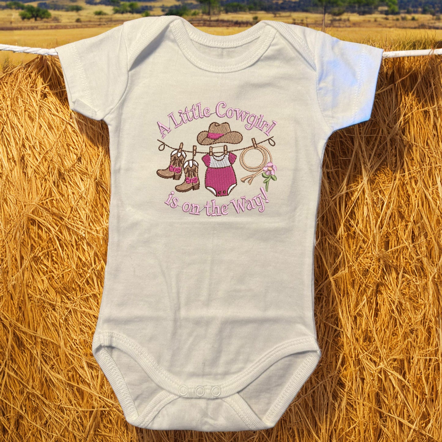 Baby-Body bestickt  „A Little Cowgirl is on the Way!“ Schwangerschaftsankündigung