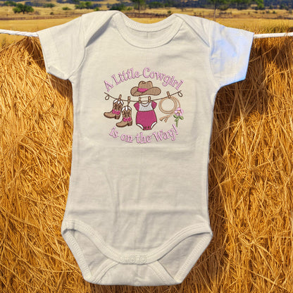 Baby-Body bestickt  „A Little Cowgirl is on the Way!“ Schwangerschaftsankündigung