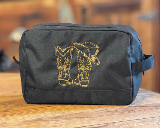 Personalisierter Kulturbeutel / Kosmetiktasche aus recyceltem Polyester in Grau, beidseitig bestickt mit Western-Motiv und Initialen.