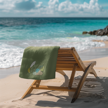 Personalisierter Name und gestickter Patchwork-Bagger auf Badetuch, farblich angepasst