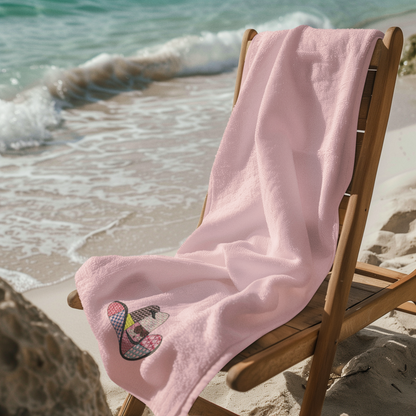 Besticktes Badetuch mit Western-Patchworkhut und personalisiertem Namen, farblich abgestimmt.