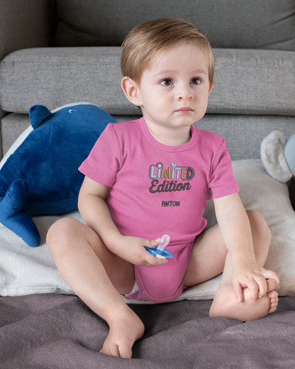 Rosa Baby-Body mit besticktem Schriftzug ‚Limited Edition‘ in Blau- und Brauntönen sowie personalisiertem Namen ‚Anton‘.