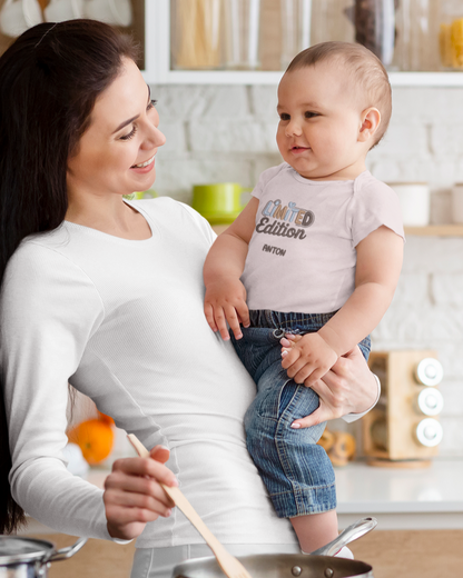 Hellrosa Baby-Body mit besticktem Schriftzug ‚Limited Edition‘ in Blau- und Brauntönen sowie personalisiertem Namen ‚Anton‘.
