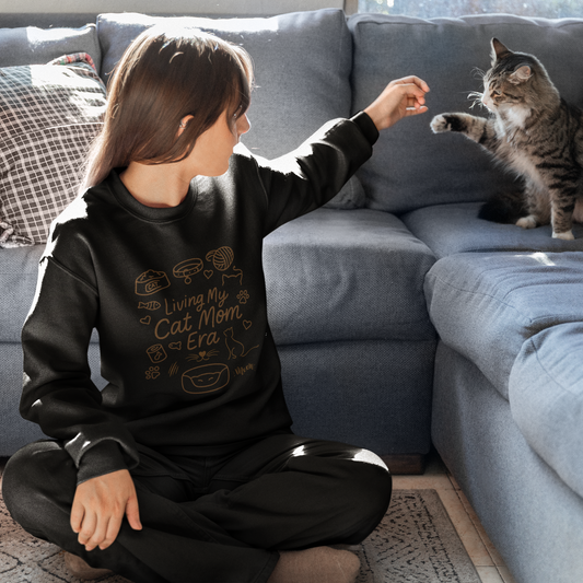 Living My Cat Mom Era Schriftzug mit Katzenmotiven – hochwertiger DTF-Druck auf einem Sweatshirt