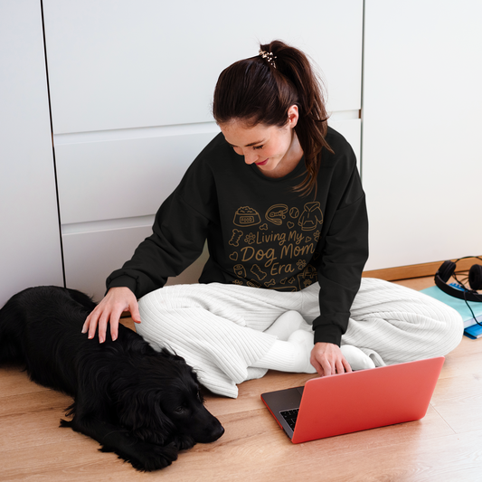 Detailansicht Schriftzug Living My Dog Mom Era mit Icons, hochwertiger DTF-Druck auf Sweatshirt