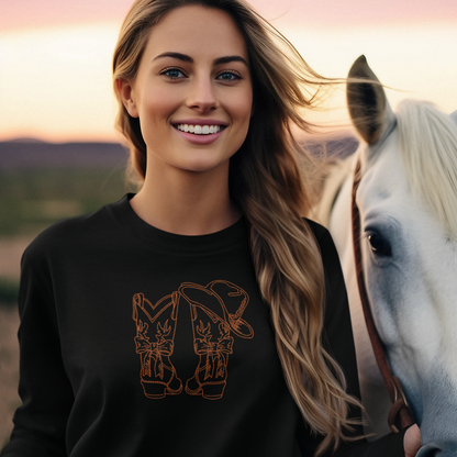Frau trägt schwarze Sweatshirt mit brauner Stickerei von Cowboy-Stiefeln und Hut