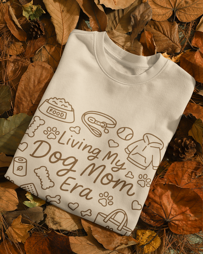 Detailansicht Schriftzug Living My Dog Mom Era mit Icons, hochwertiger DTF-Druck auf Sweatshirt