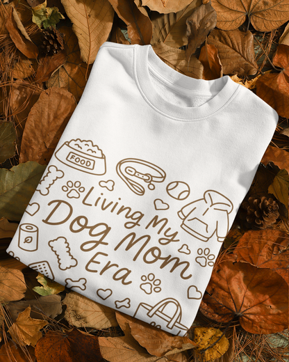 Detailansicht Schriftzug Living My Dog Mom Era mit Icons, hochwertiger DTF-Druck auf Sweatshirt