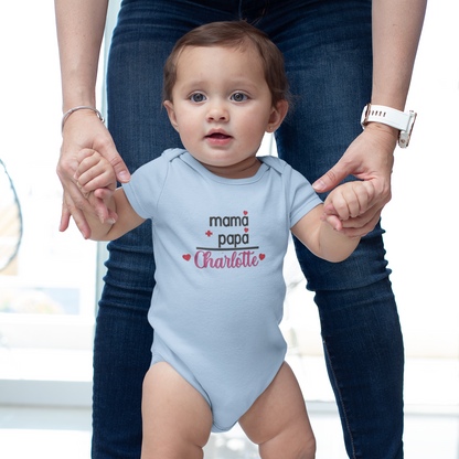 Baby-Body mit Stickerei Mama + Papa + Wunschname Jakob, rote Herzchen, personalisiertes Babykleidungsstück