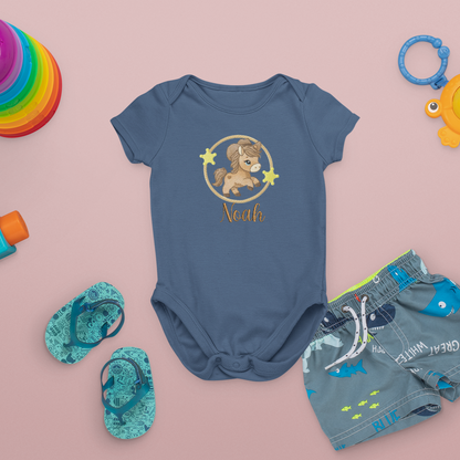 Blauer Baby-Body, bestickt mit Pony-Motiv, Sterne und personalisiertem Namen