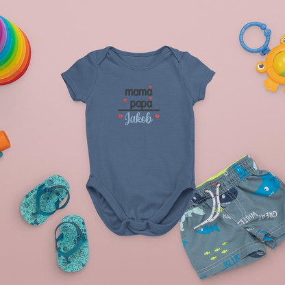 Baby-Body mit Stickerei Mama + Papa + Wunschname Jakob, rote Herzchen, personalisiertes Babykleidungsstück