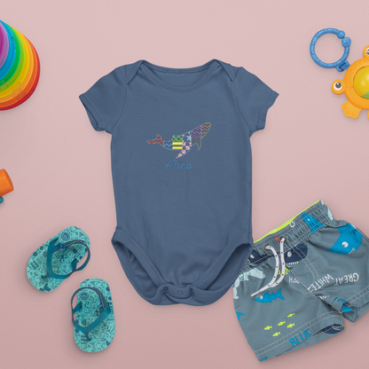 Baby Body, bestickt mit buntem Wal-Motiv und personalisiertem Namen