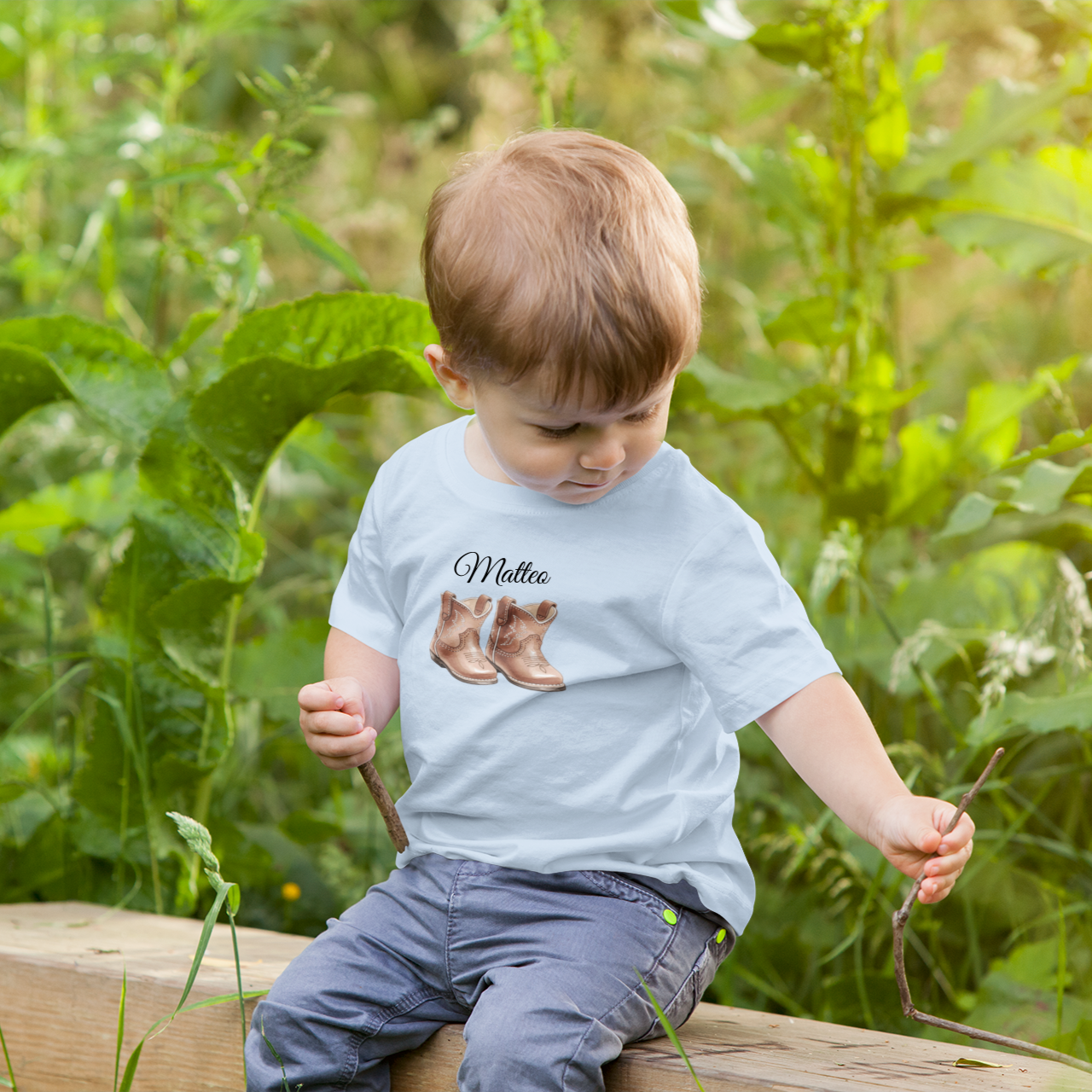 Baby T-Shirt mit Cowboy-Boots Motiv, personalisiert mit Name, getragen von Kleinkind