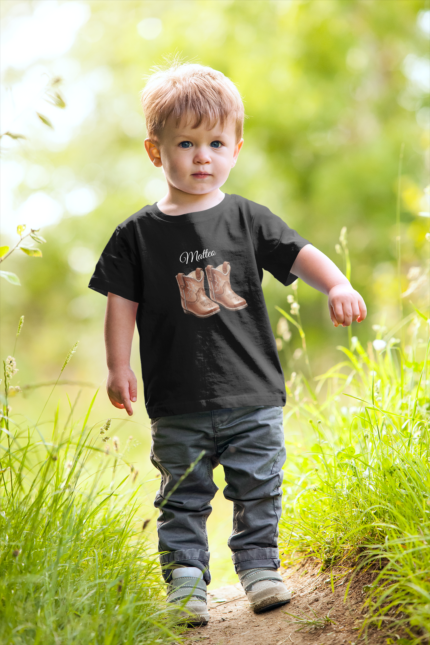 Baby T-Shirt mit Cowboy-Boots Motiv, personalisiert mit Name, getragen von Kleinkind