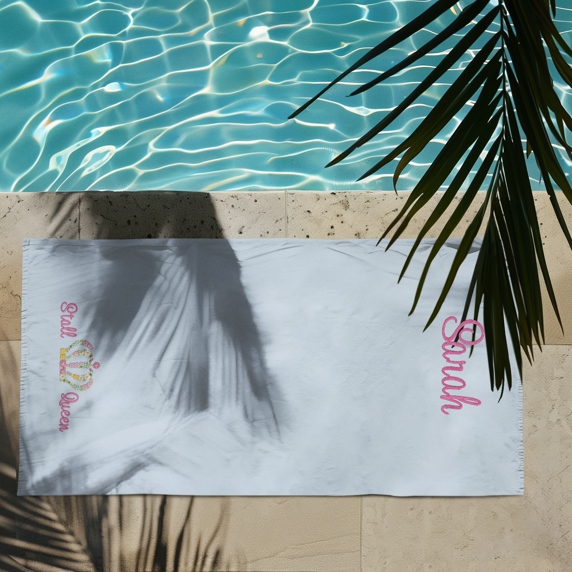 Stall-Queen-Krone mit Blumenstickerei auf dem Badetuch