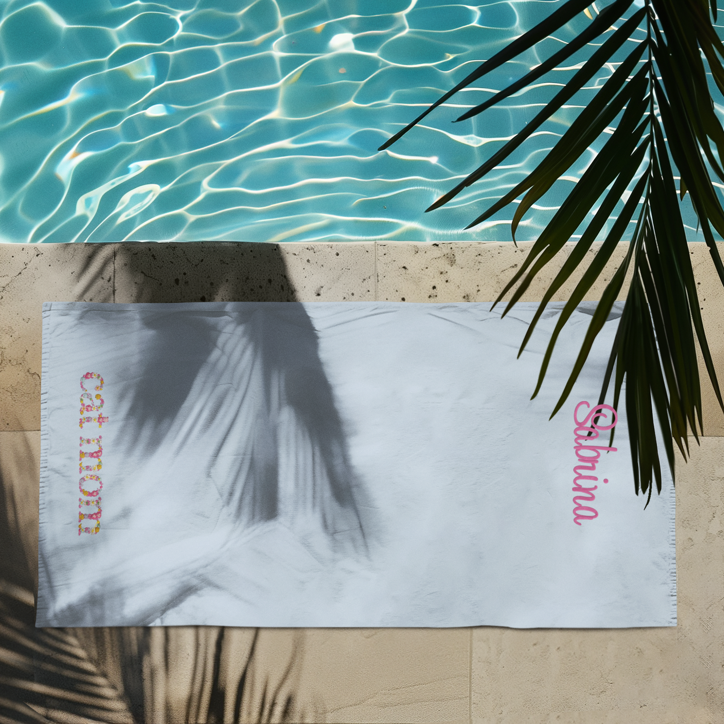 Personalisierte Cat Mom Handtuch Stickerei mit Name und floralem Schriftzug, Badetuch 70×140 cm.