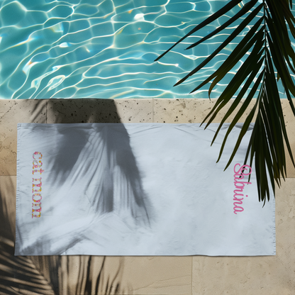 Personalisierte Cat Mom Handtuch Stickerei mit Name und floralem Schriftzug, Badetuch 70×140 cm.