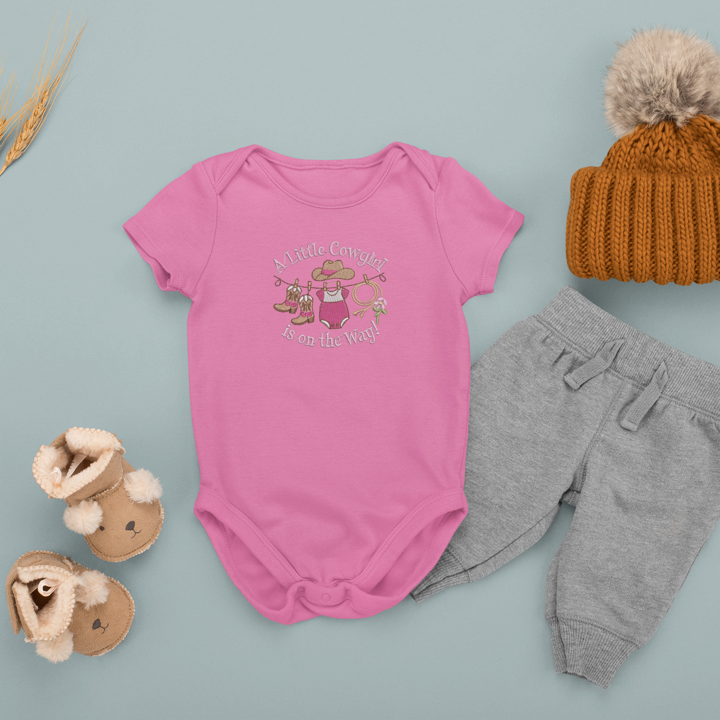 Baby-Body bestickt  „A Little Cowgirl is on the Way!“ Schwangerschaftsankündigung