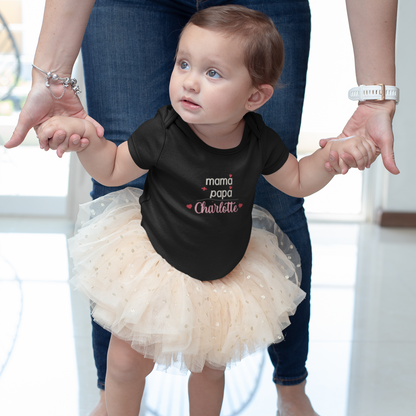 Baby-Body mit Stickerei Mama + Papa + Wunschname Jakob, rote Herzchen, personalisiertes Babykleidungsstück