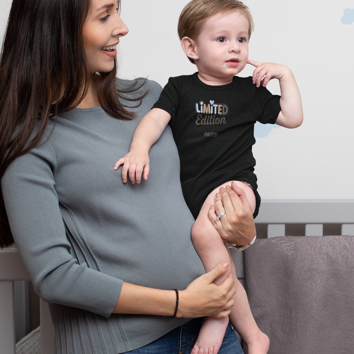 Schwarzer Baby-Body mit besticktem Schriftzug ‚Limited Edition‘ in Blau- und Brauntönen sowie personalisiertem Namen ‚Anton‘.