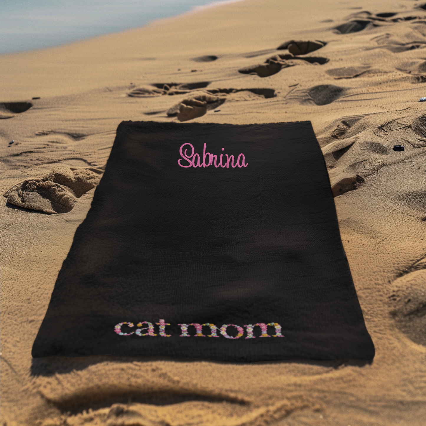 Personalisierte Cat Mom Handtuch Stickerei mit Name und floralem Schriftzug, Badetuch 70×140 cm.
