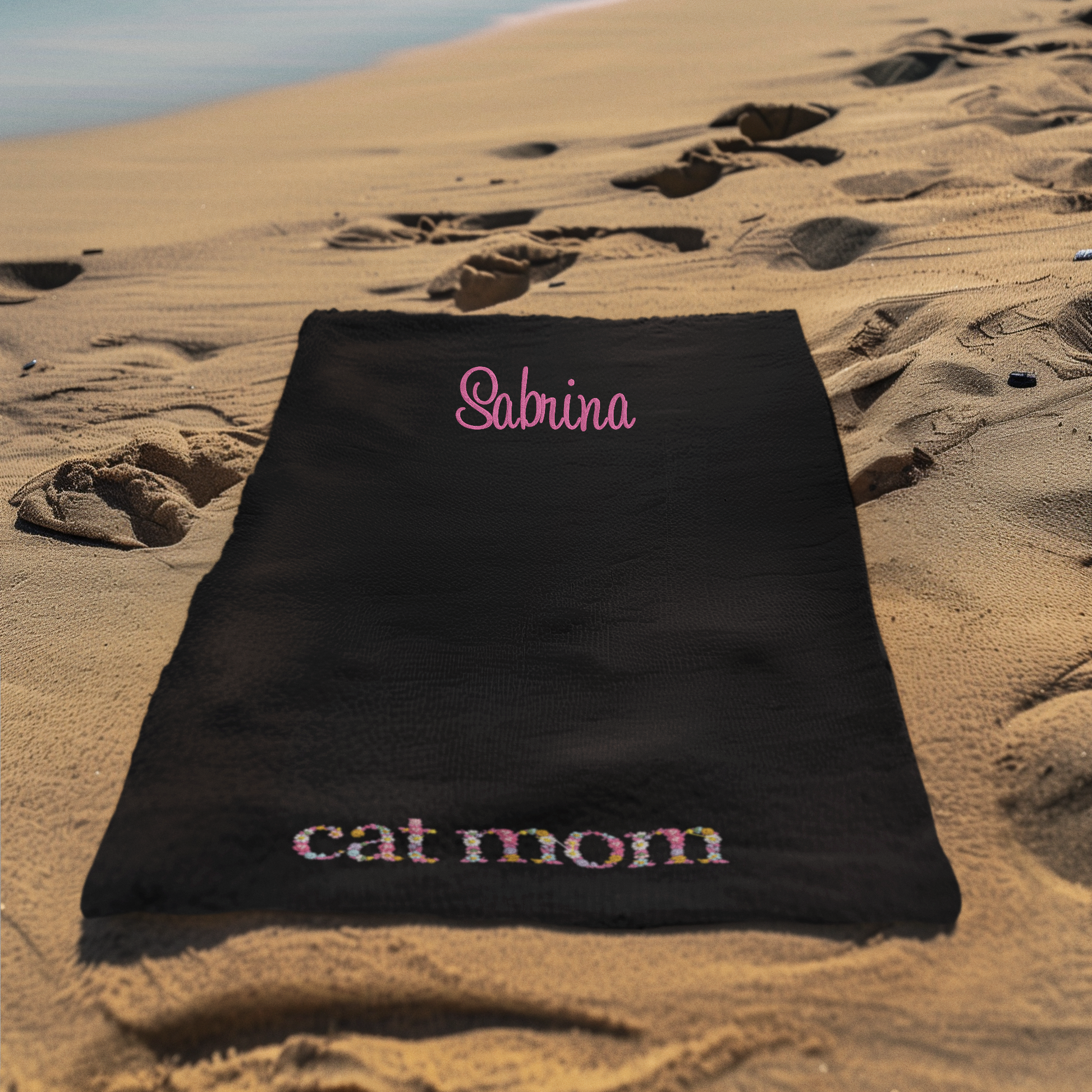 Personalisierte Cat Mom Handtuch Stickerei mit Name und floralem Schriftzug, Badetuch 70×140 cm.