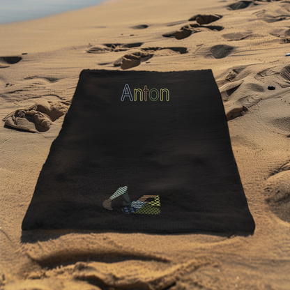 Personalisierter Name und gestickter Patchwork-Bagger auf Badetuch, farblich angepasst