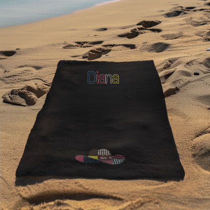 Besticktes Badetuch mit Western-Patchworkhut und personalisiertem Namen, farblich abgestimmt.