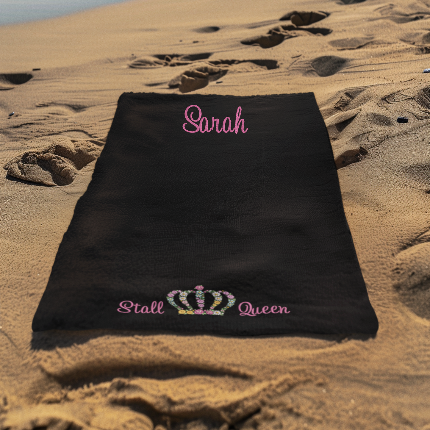 Stall-Queen-Krone mit Blumenstickerei auf dem Badetuch