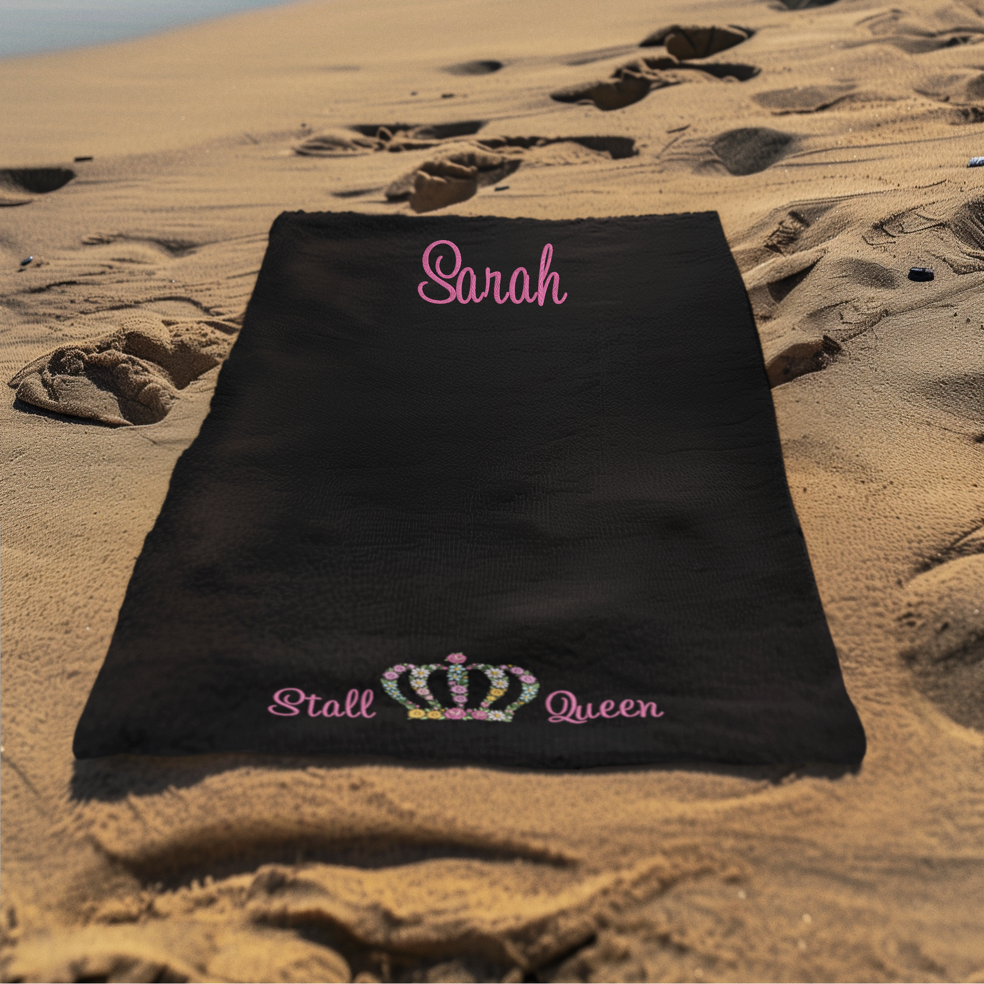 Stall-Queen-Krone mit Blumenstickerei auf dem Badetuch