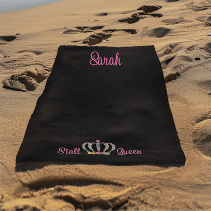 Stall-Queen-Krone mit Blumenstickerei auf dem Badetuch