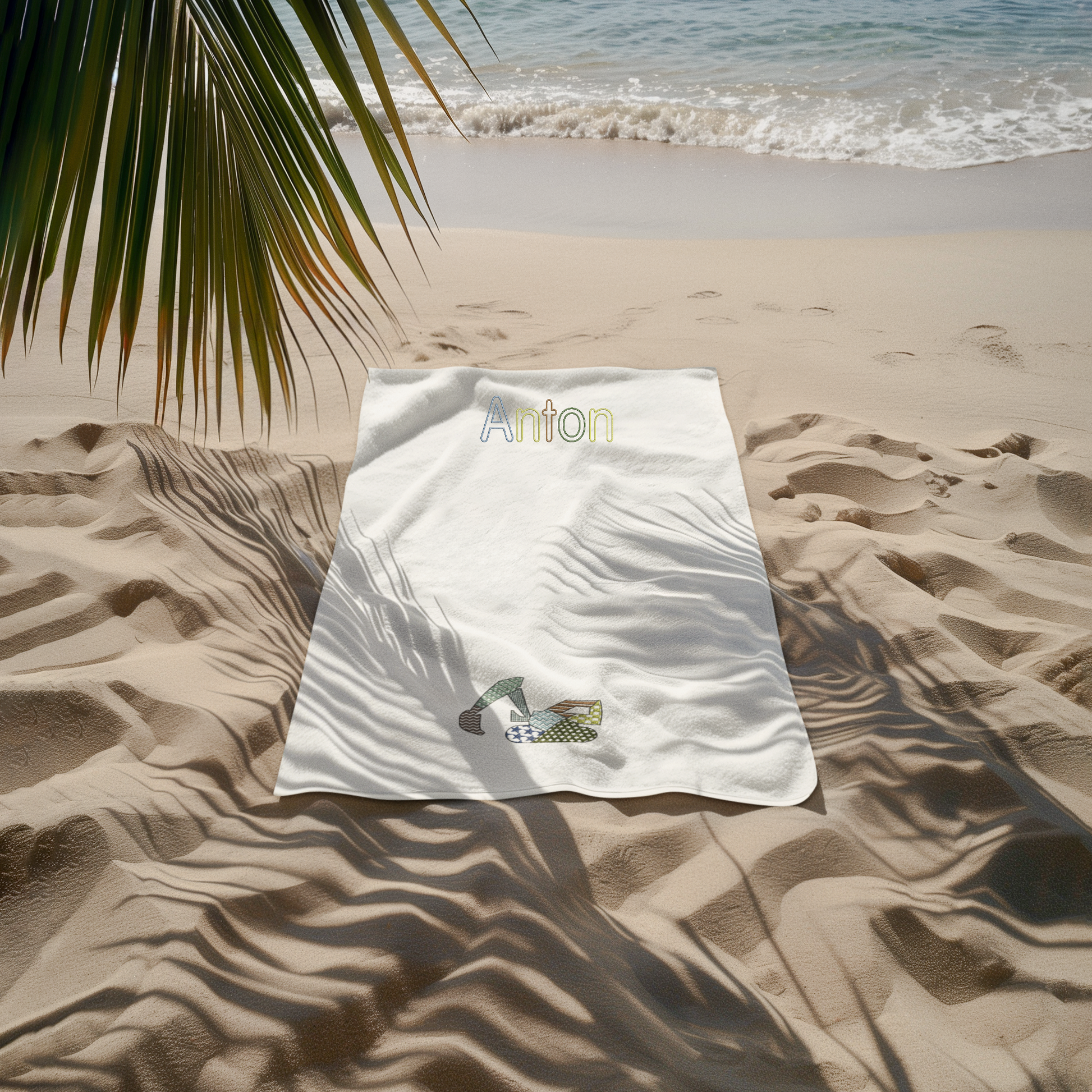 Personalisierter Name und gestickter Patchwork-Bagger auf Badetuch, farblich angepasst