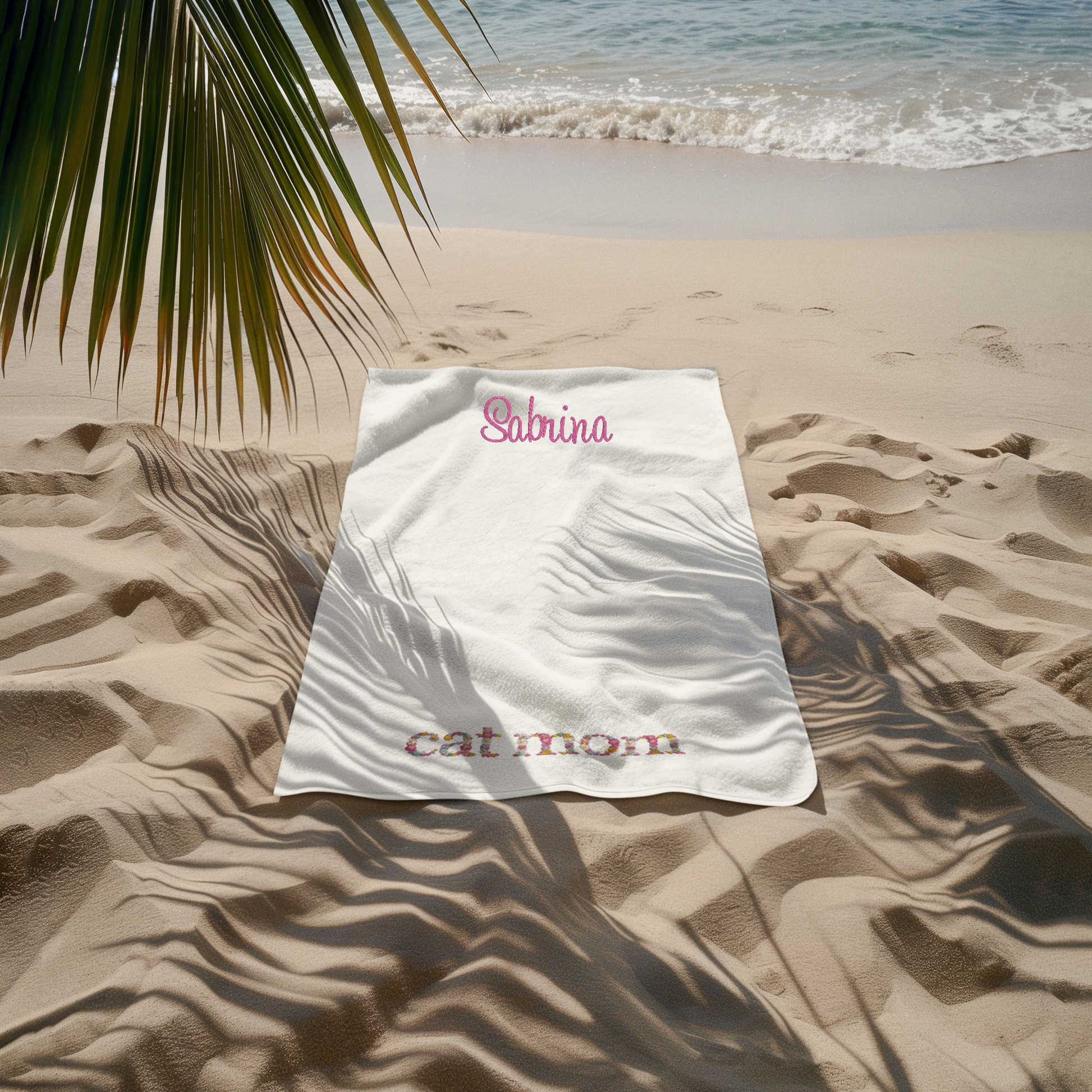 Personalisierte Cat Mom Handtuch Stickerei mit Name und floralem Schriftzug, Badetuch 70×140 cm.