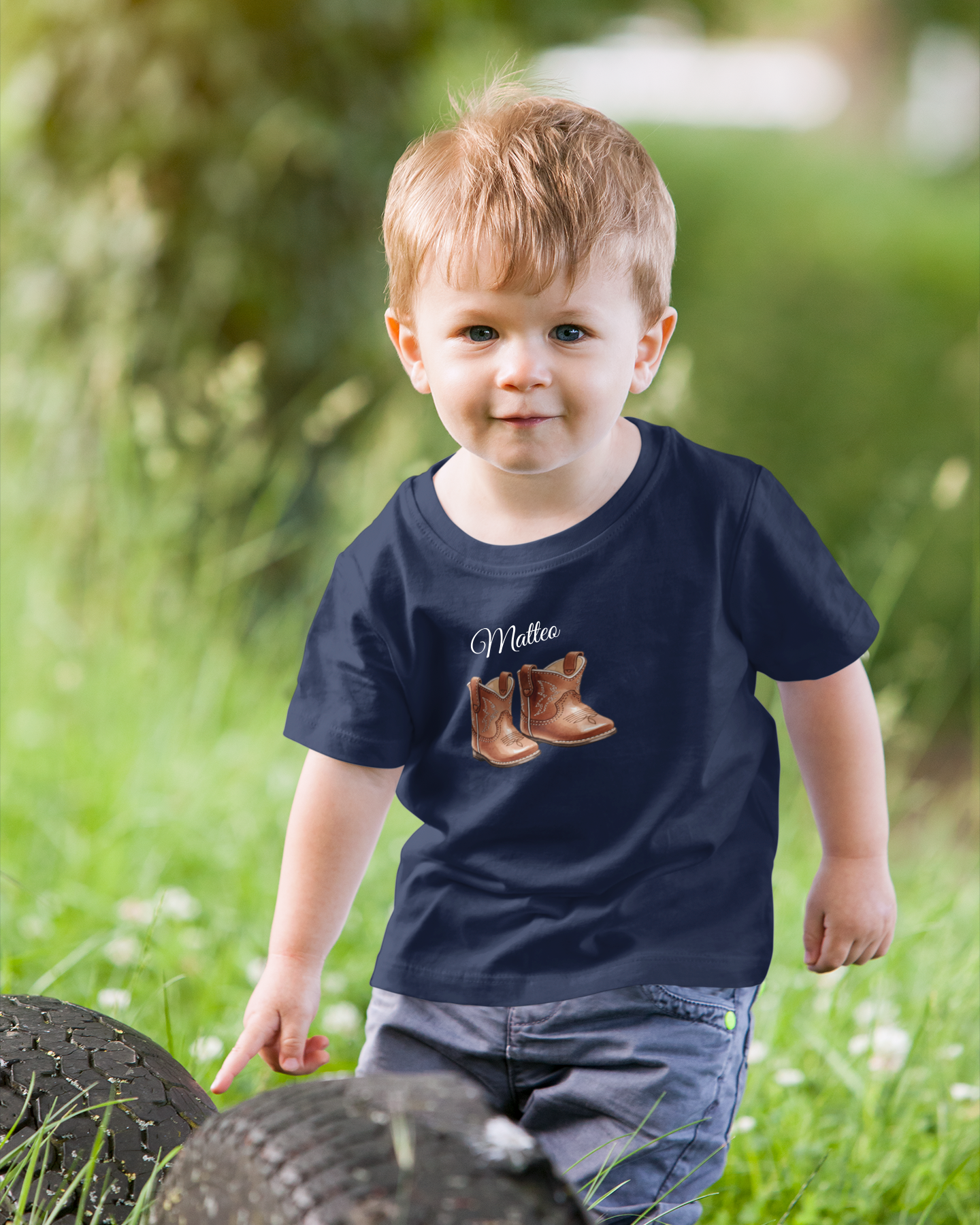 Baby T-Shirt mit Cowboy-Boots Motiv, personalisiert mit Name, getragen von Kleinkind