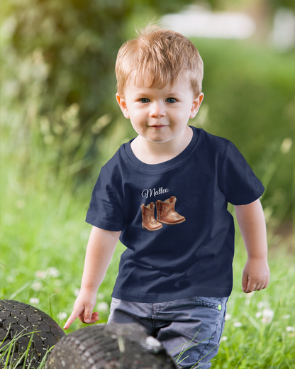 Baby T-Shirt mit Cowboy-Boots Motiv, personalisiert mit Name, getragen von Kleinkind