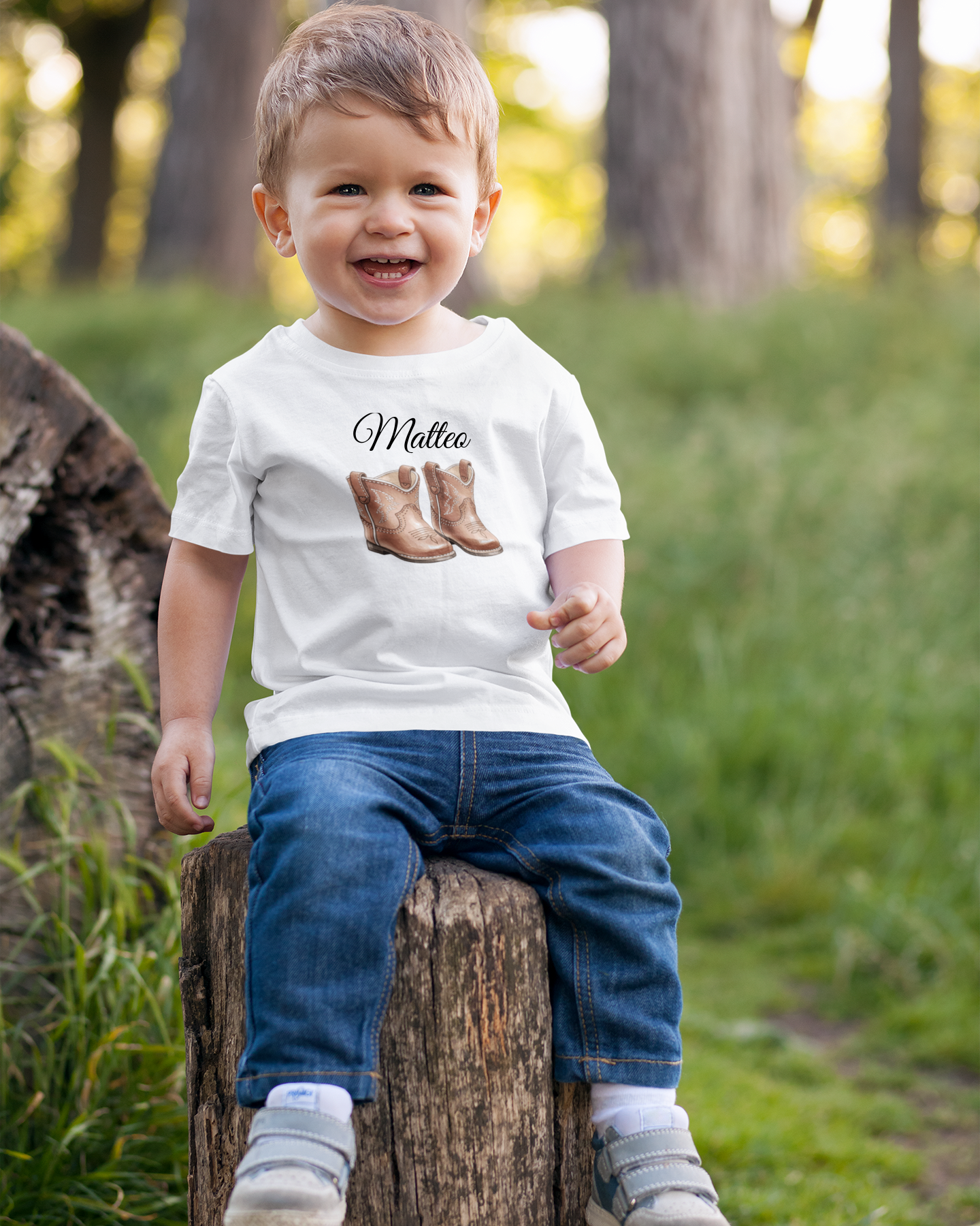 Baby T-Shirt mit Cowboy-Boots Motiv, personalisiert mit Name, getragen von Kleinkind