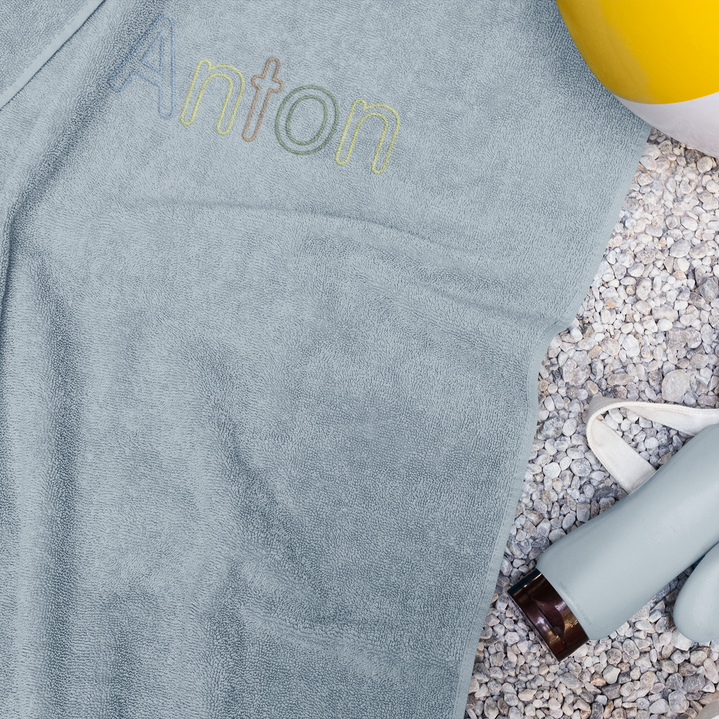 Personalisierter Name und gestickter Patchwork-Bagger auf Badetuch, farblich angepasst