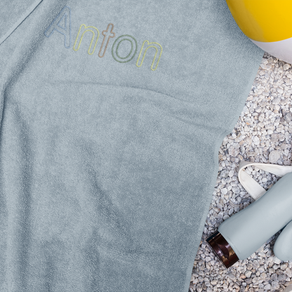 Personalisierter Name und gestickter Patchwork-Bagger auf Badetuch, farblich angepasst